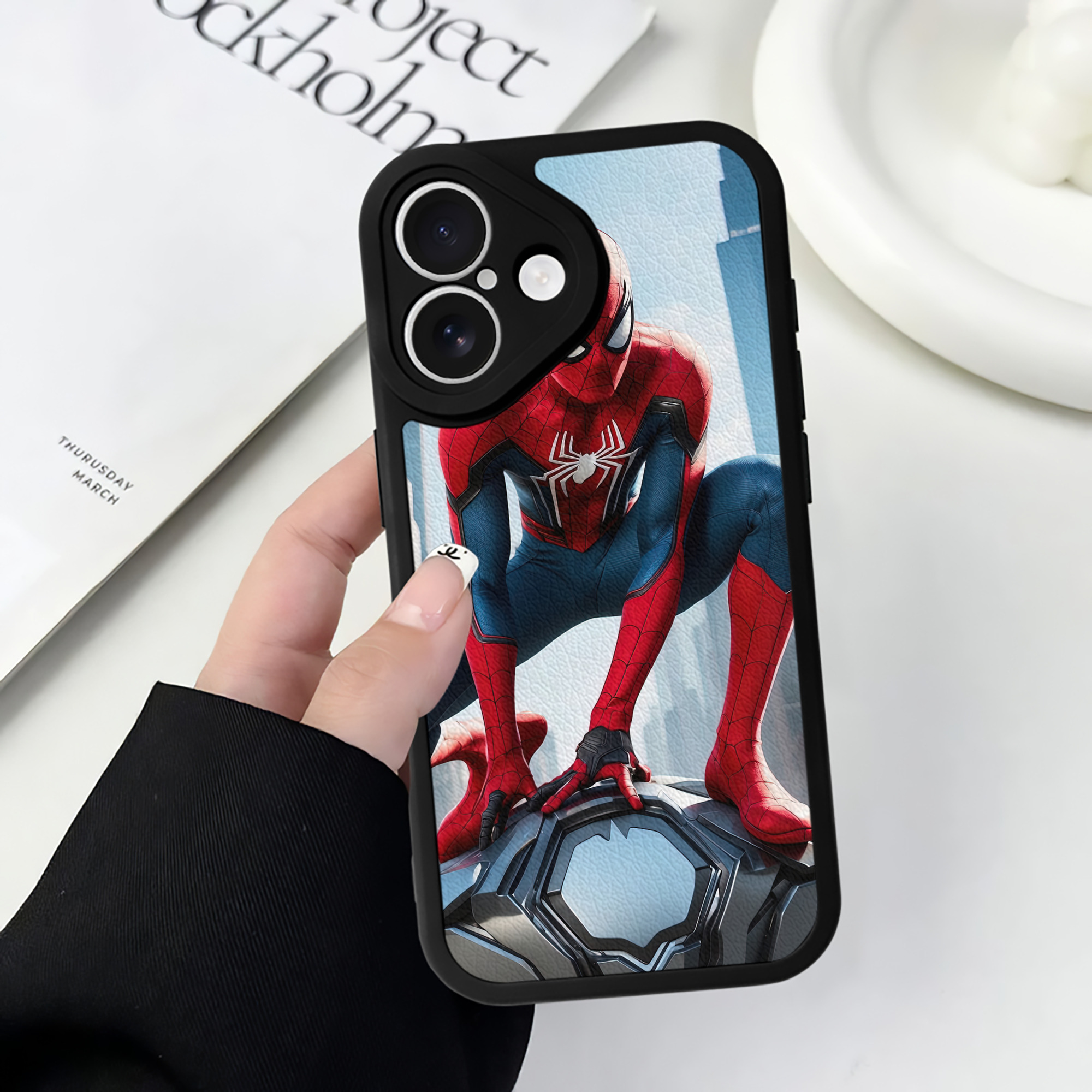 Spider Man スパイダーマン 【iPhone 16シリーズ対応】シリコンスマホケース（レザー調） 材質：シリコン